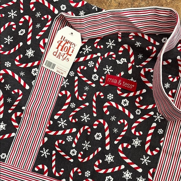 Mia & Tess Red and White Candy Cane Tote Bag NWT - Picture 2 of 3